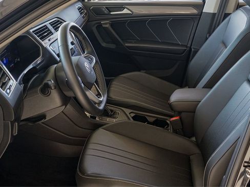 Used 2024 Volkswagen Tiguan SE image 10