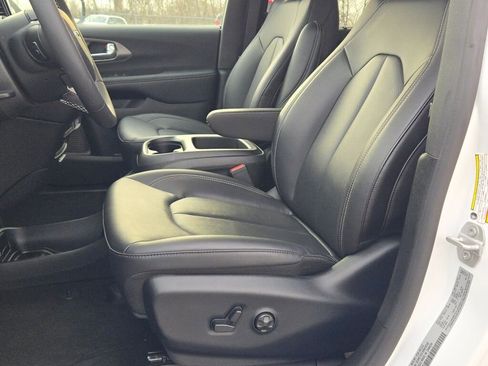 New 2025 Chrysler Voyager LX image 22