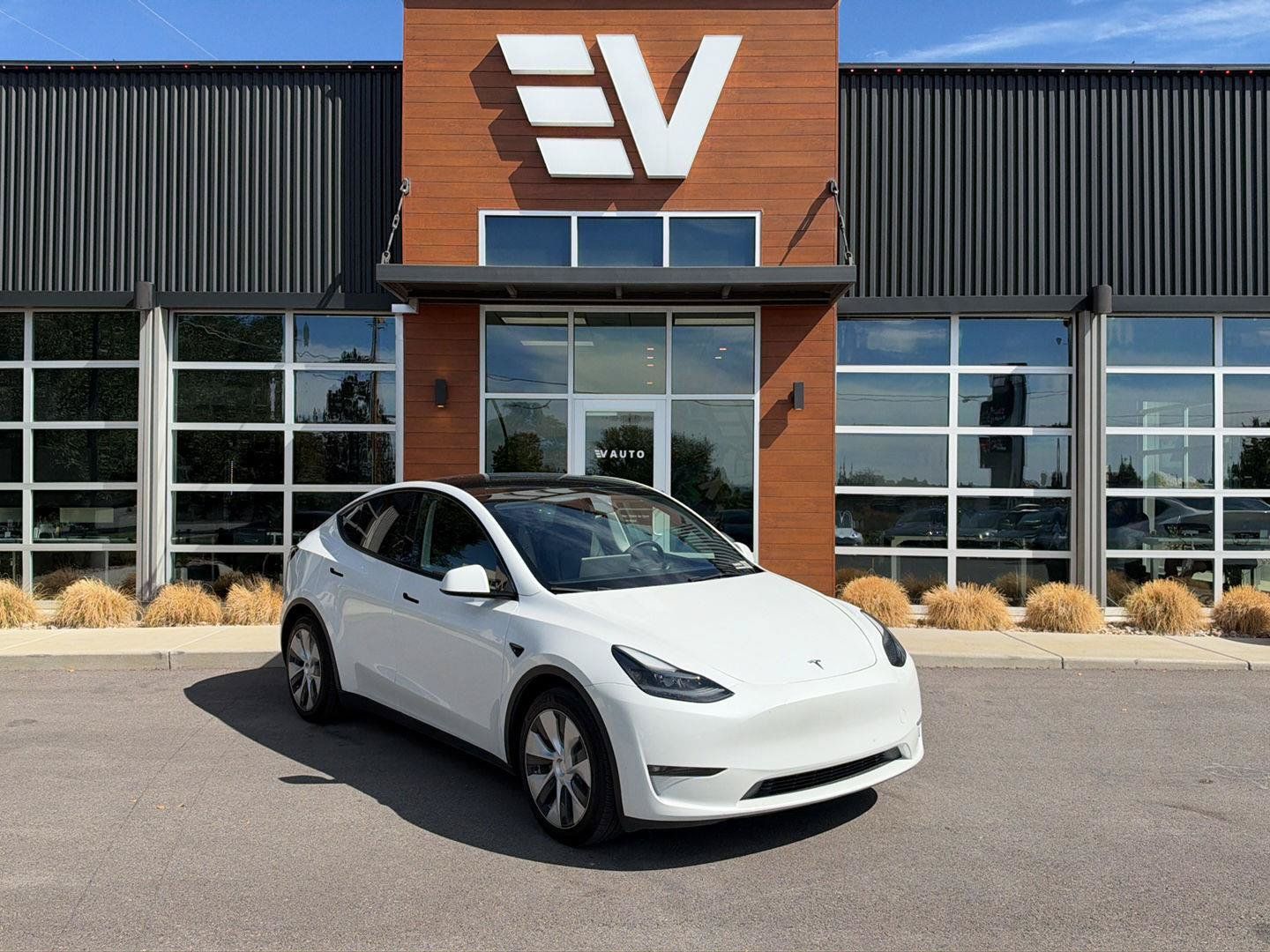 Used 2024 Tesla Model Y Long Range AWD/4WD image 1