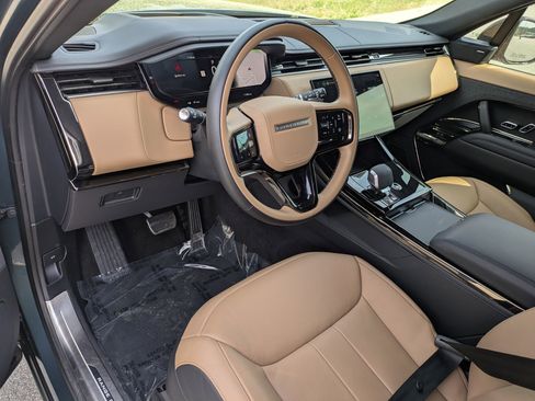 Used 2025 Land Rover Range Rover Sport Dynamic SE image 9