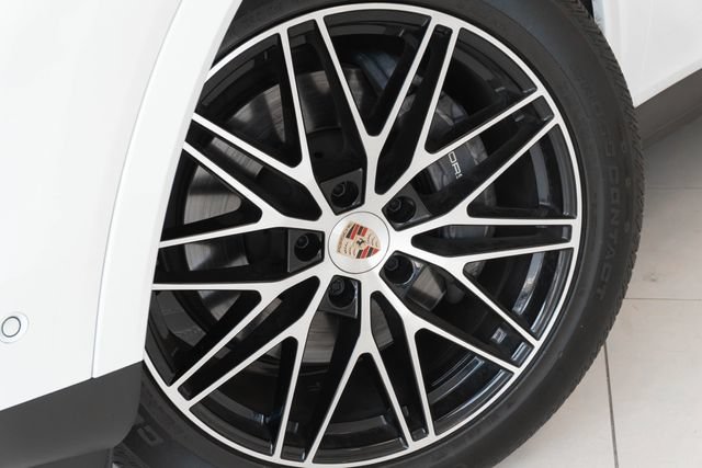 Used 2025 Porsche Cayenne w/ Premium Package Plus AWD/4WD image 2