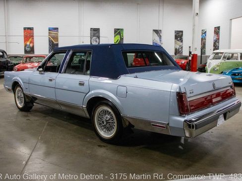 Used 1986 Lincoln Town Car image 4