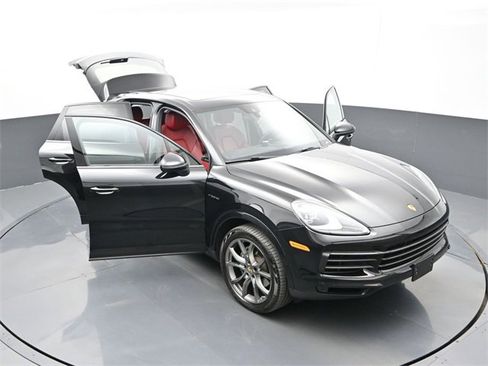 Used 2023 Porsche Cayenne Platinum Edition image 31
