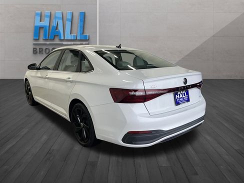 Certified 2025 Volkswagen Jetta SE image 4