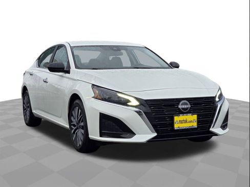 Used 2025 Nissan Altima 2.5 SV image 3