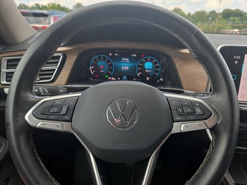 Used 2025 Volkswagen Atlas SE FWD image 11