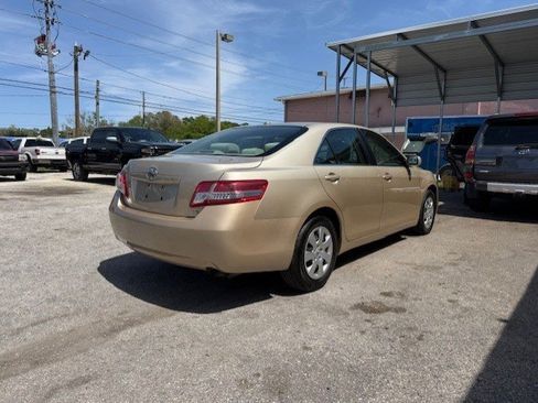 Used 2010 Toyota Camry LE FWD image 5