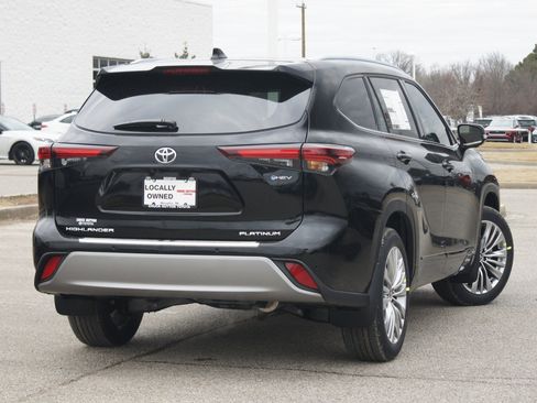 Used 2026 Toyota Highlander Platinum image 12