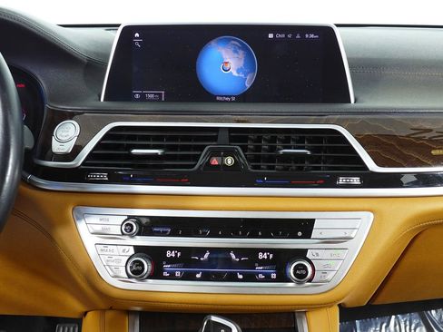 Used 2022 BMW 740i w/ Premium Package image 22