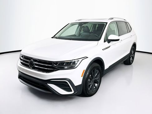 Used 2024 Volkswagen Tiguan SE image 3