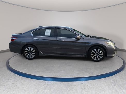Used 2017 Honda Accord Touring image 4