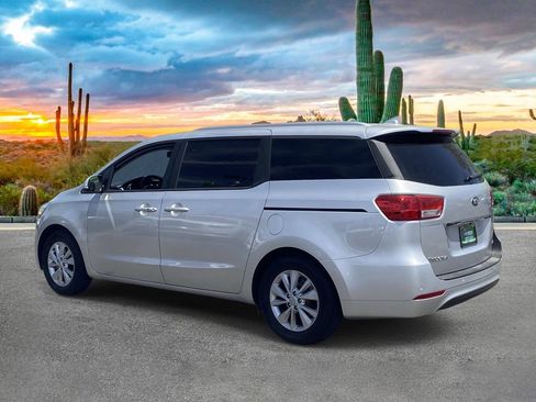 Used 2017 Kia Sedona LX w/ LX Essentials Premium Package FWD image 5