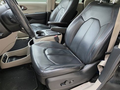 Used 2019 Chrysler Pacifica Touring-L Plus w/ Advanced Safetytec Group image 20