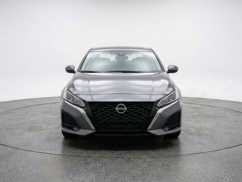 Used 2025 Nissan Altima 2.5 SV FWD image 2