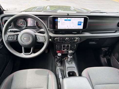 Used 2025 Jeep Gladiator Rubicon w/ Technology Group AWD/4WD image 15