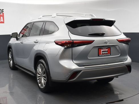 Used 2022 Toyota Highlander Platinum AWD/4WD image 3