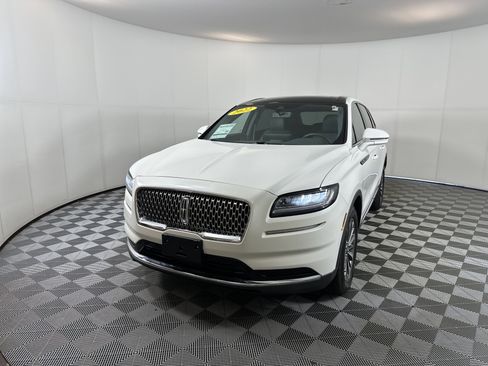 Used 2022 Lincoln Nautilus Reserve image 2