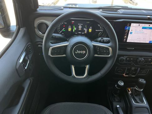 Used 2025 Jeep Wrangler Unlimited Sahara AWD/4WD image 16
