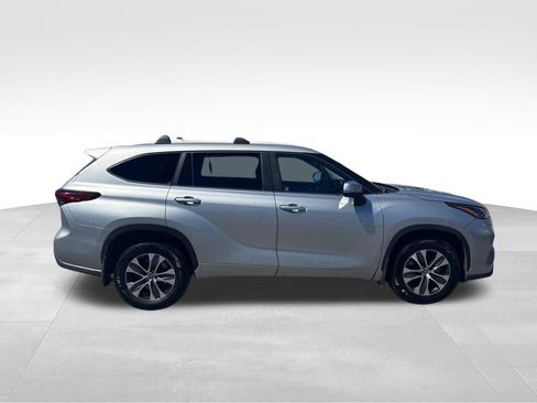 Used 2023 Toyota Highlander XLE AWD/4WD image 7