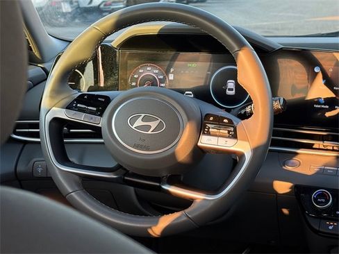 Used 2025 Hyundai Elantra SEL image 27