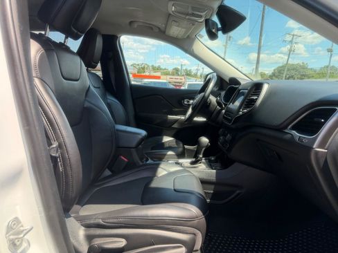 Used 2019 Jeep Cherokee Latitude Plus w/ Comfort/Convenience Group AWD/4WD image 22