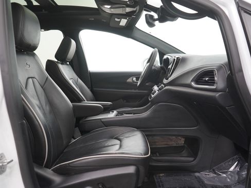 Used 2022 Chrysler Pacifica Limited w/ S Appearance Package image 11