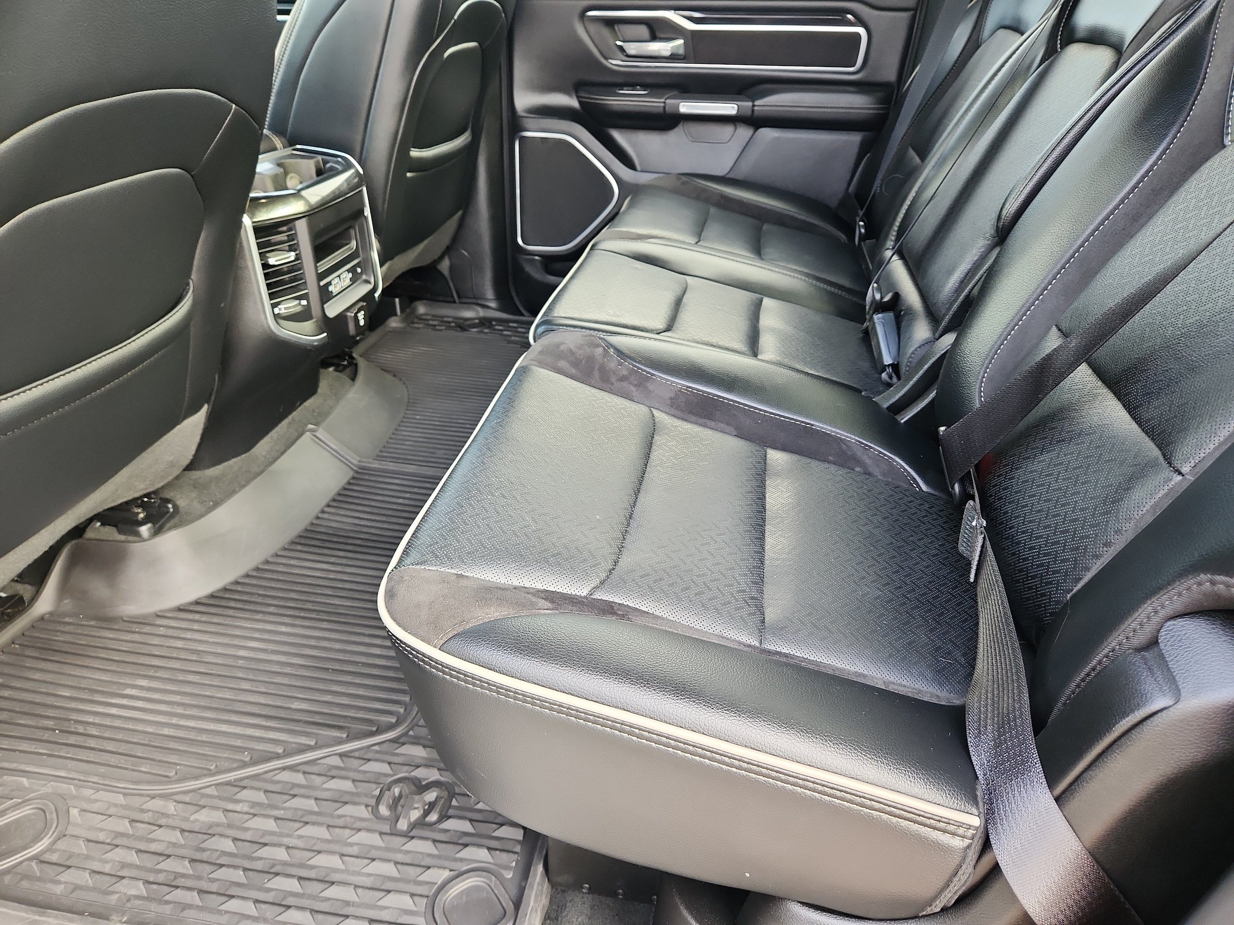 Used 2022 RAM 1500 Laramie AWD/4WD image 11