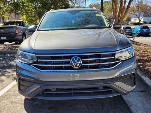 Used 2024 Volkswagen Tiguan SE image 2