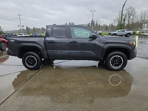 Used 2025 Toyota Tacoma TRD Off-Road AWD/4WD image 7