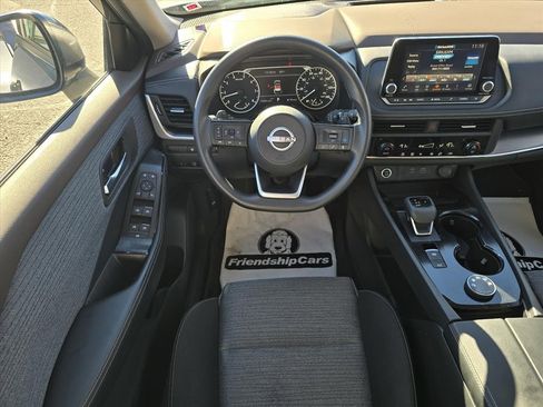 Used 2023 Nissan Rogue SV image 3