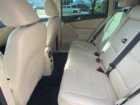Used 2011 Volkswagen Tiguan SE image 17