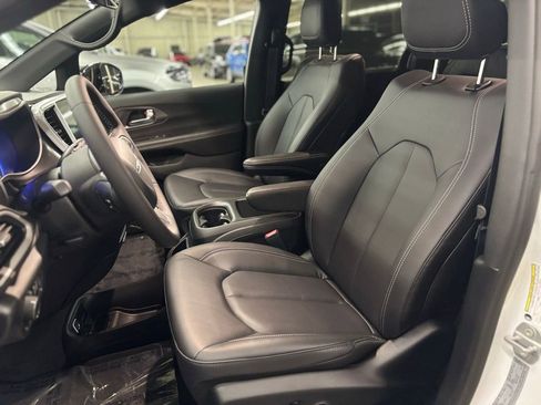 New 2026 Chrysler Voyager LX image 12