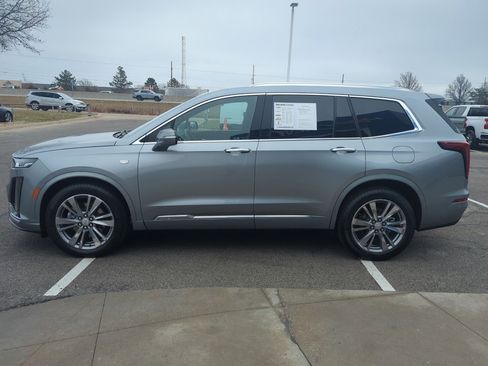 Used 2025 Cadillac XT6 Premium Luxury image 9