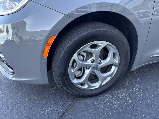 Used 2023 Chrysler Pacifica Limited w/ Uconnect Theater Family Group AWD/4WD image 8