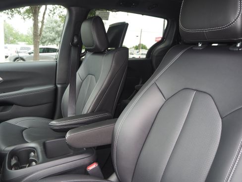 New 2025 Chrysler Pacifica Select w/ Uconnect Theater Family Group image 15