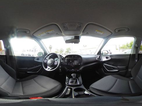 Used 2025 Kia Soul LX w/ LX Technology Package FWD image 40
