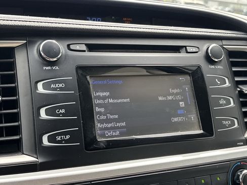 Used 2017 Toyota Highlander LE AWD/4WD image 14