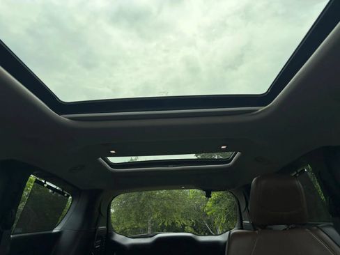 Used 2017 Chrysler Pacifica Limited w/ UConnect Theater Package FWD image 13