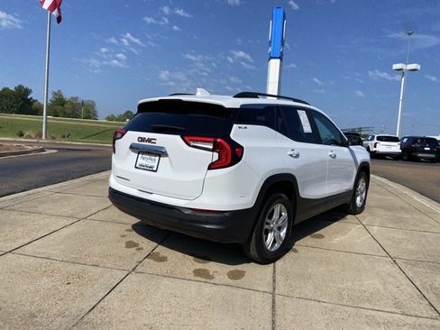 Used 2024 GMC Terrain SLE w/ Driver Convenience Package FWD image 11