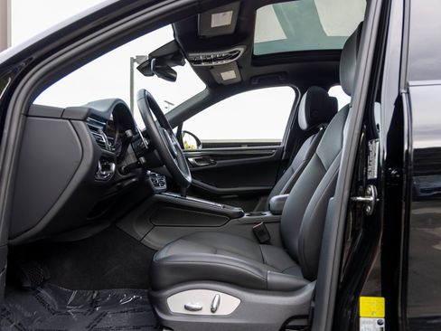 Certified 2025 Porsche Macan image 24