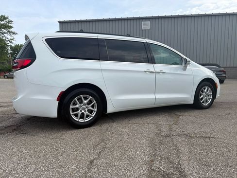 Used 2022 Chrysler Pacifica Touring-L FWD image 7