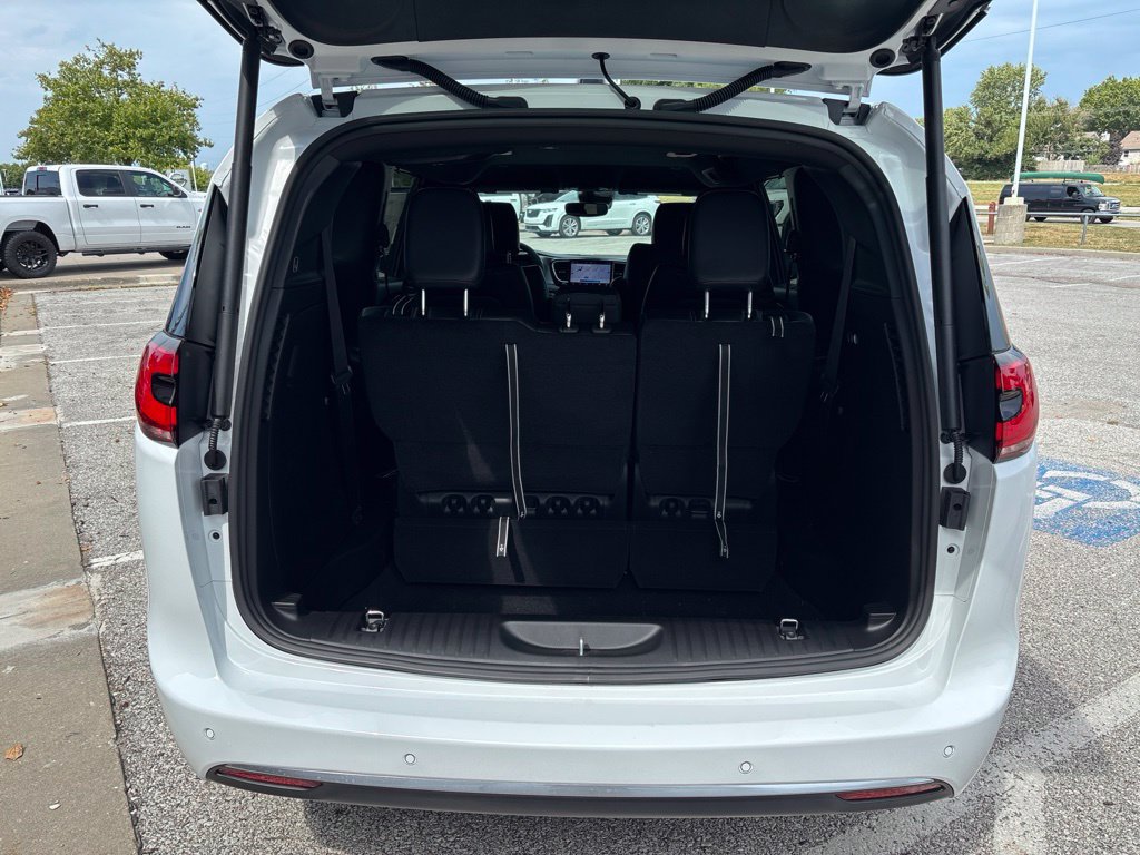 New 2027 Chrysler Pacifica Select FWD image 15