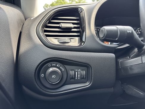Used 2020 Jeep Renegade Altitude AWD/4WD image 31
