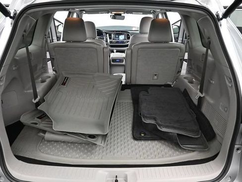 Used 2018 Toyota Highlander XLE FWD image 17
