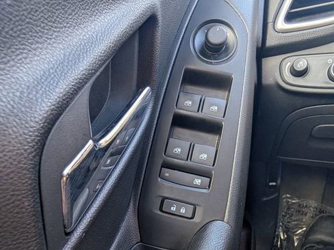 Used 2022 Chevrolet Trax LT w/ LT Convenience Package image 21