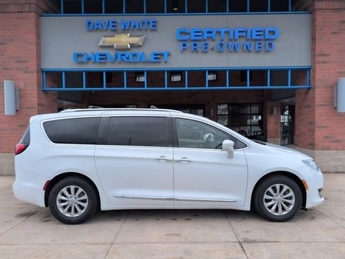 Used 2019 Chrysler Pacifica Touring-L FWD image 9