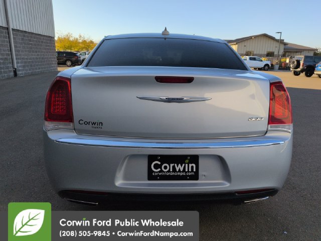 Used 2019 Chrysler 300 Touring RWD image 4