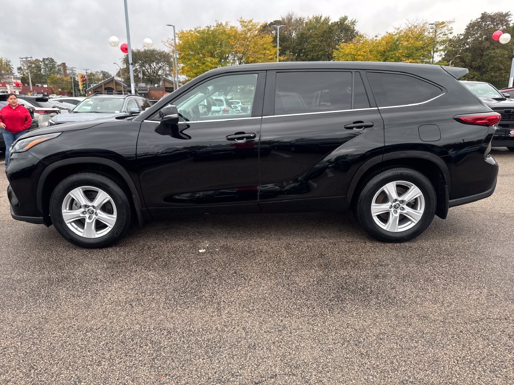 Used 2023 Toyota Highlander LE FWD image 4