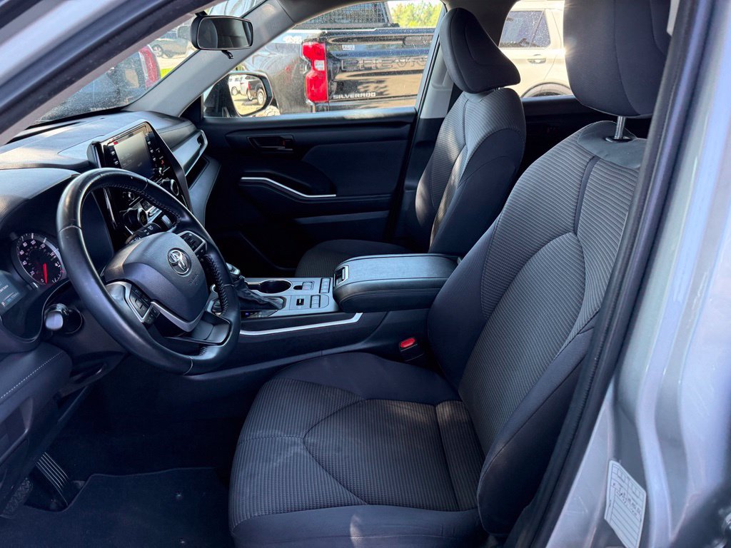 Used 2022 Toyota Highlander LE AWD/4WD image 11