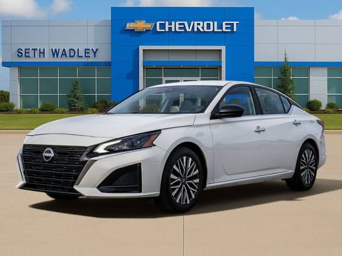 Used 2025 Nissan Altima 2.5 SV FWD image 3
